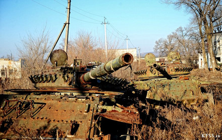 Chùm ảnh đẹp long lanh chụp bên trong “nghĩa địa” xe tăng ở Nga - Ảnh 11.