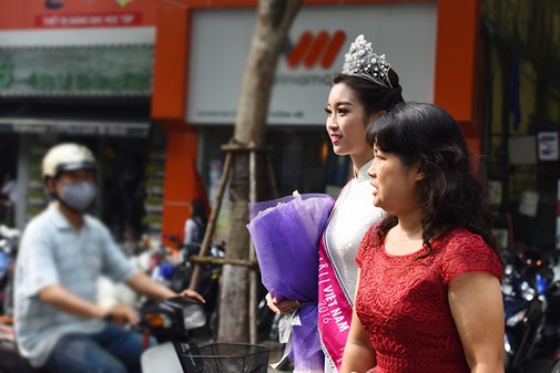 Cùng về thăm trường hậu đăng quang, Đỗ Mỹ Linh lại khác Kỳ Duyên đến thế này - Ảnh 12.