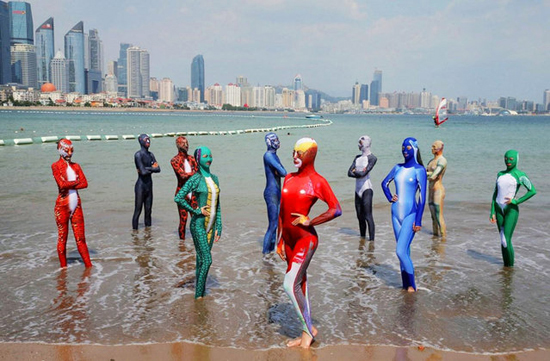 Dân Trung Quốc mặc đồ bơi đi biển trông như đi diễn tuồng - Ảnh 11.