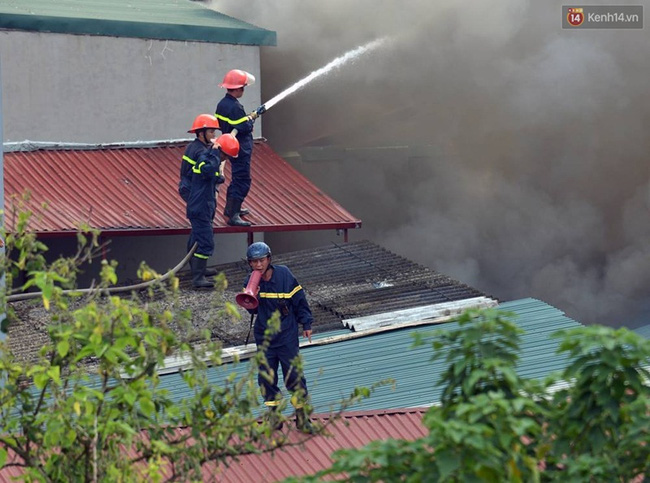 Hà Nội: Cháy lán trại của hàng trăm công nhân tại quận Hoàng Mai, lửa bùng lên dữ dội - Ảnh 10.