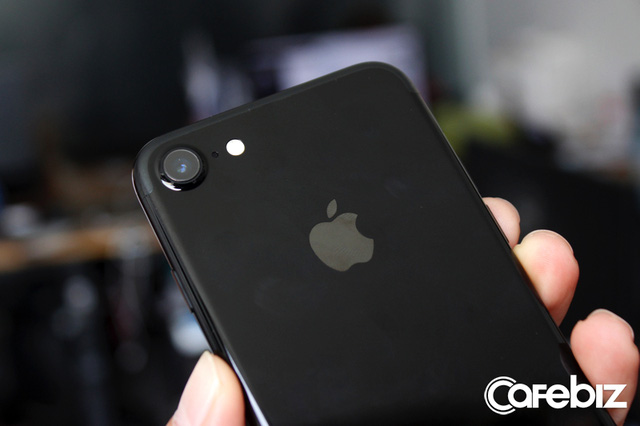 Ngắm iPhone 7 đen doanh nhân giá 34 triệu: Bóng bảy, sang trọng, nhưng toàn bám vân tay - Ảnh 11.