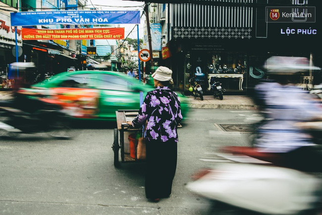 Tô bún của mẹ - Câu chuyện về bà giáo về hưu và anh bán vé số không tay ở Sài Gòn - Ảnh 12.