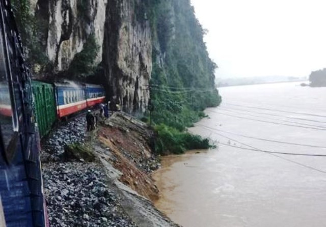 Đôi mắt chú bò lay động lòng người trong trận lụt kinh hoàng ở miền Trung - Ảnh 12.