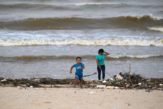 Sau lũ, rác thải ngập bờ biển Quảng Bình - Ảnh 12.