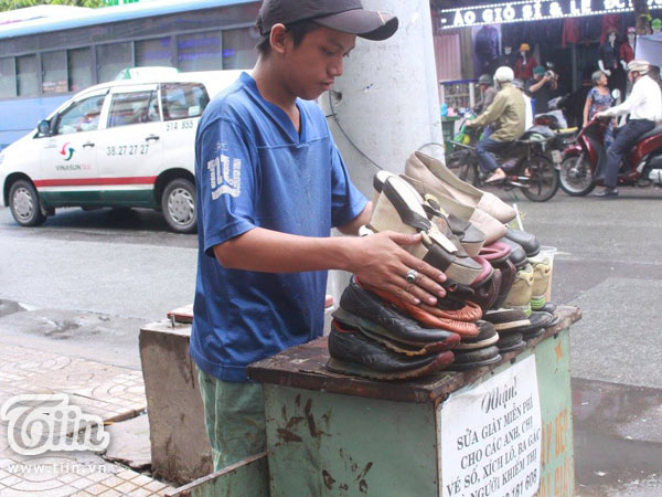 Cận cảnh quán sửa giày miễn phí của cậu bé nghèo giữa Sài Gòn - Ảnh 12.