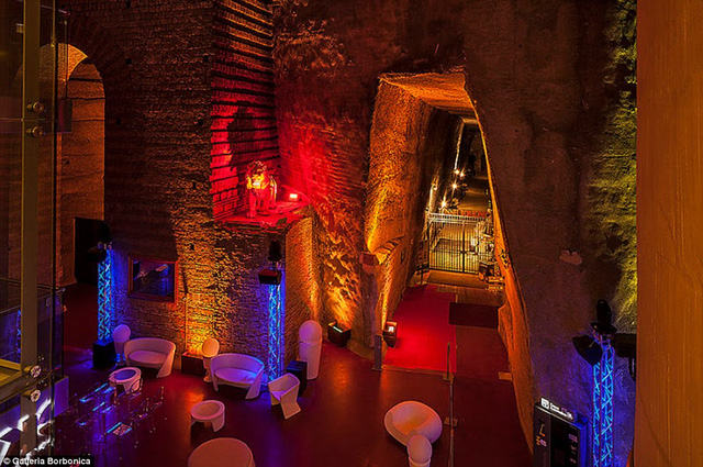 Đường hầm thoát hiểm của nhà vua thế kỷ 19 thành “bảo tàng xe cổ” thu hút khách du lịch - Ảnh 12.