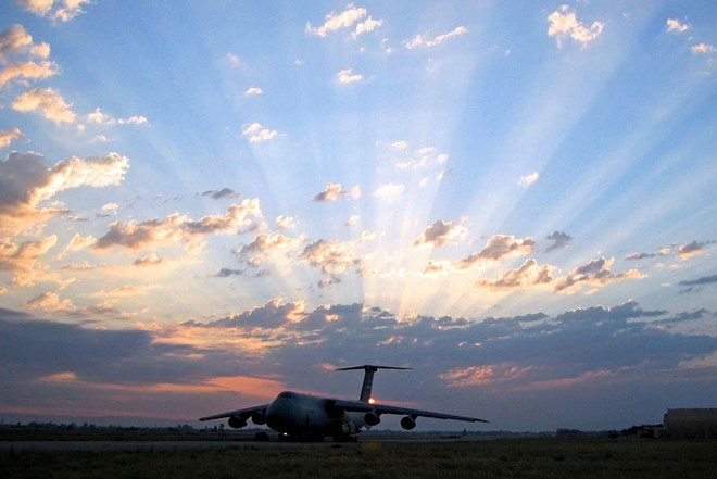 Cận cảnh máy bay vận tải quân sự khổng lồ của Không quân Mỹ - Ảnh 12.