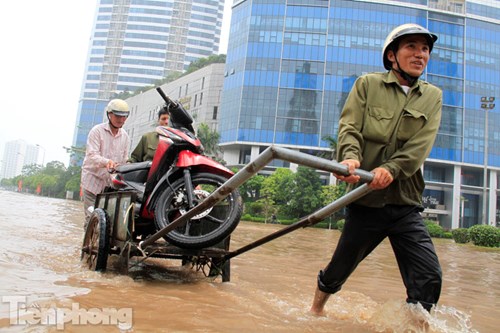 Hà Nội: Cõng mẹ, dìu cha lội nước vào bệnh viện - Ảnh 10.