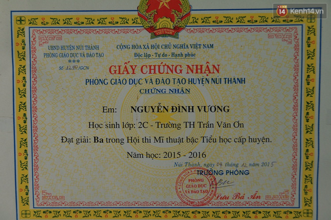 Cậu bé người rắn ở Quảng Nam: Hồi trước các bạn bỏ chạy vì sợ, nhưng giờ nhiều bạn thân với con lắm. - Ảnh 11.