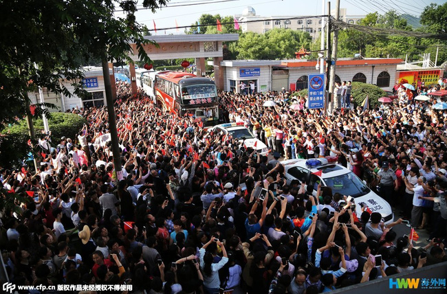 Choáng trước cảnh tượng hàng chục ngàn phụ huynh Trung Quốc tiễn con lên đường đi thi Đại học - Ảnh 12.