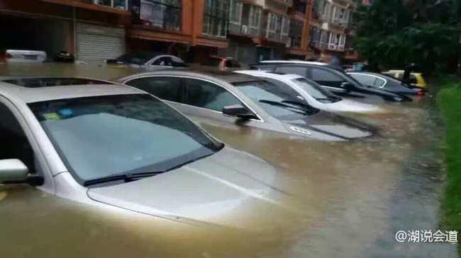 Chùm ảnh: Cảnh tượng lụt lội khủng khiếp ở Trung Quốc - Ảnh 12.