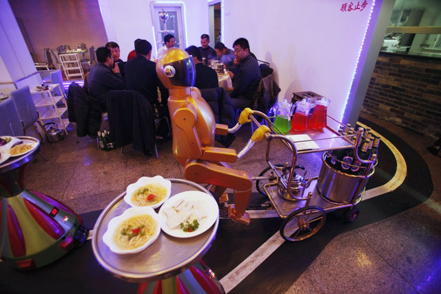 Bồi bàn, đầu bếp Trung Quốc thất nghiệp vì robot - Ảnh 11.