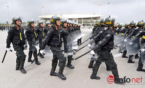 Cảnh sát cơ động Hà Nội phô diễn lực lượng, xe chiến đấu hiện đại  - Ảnh 12.