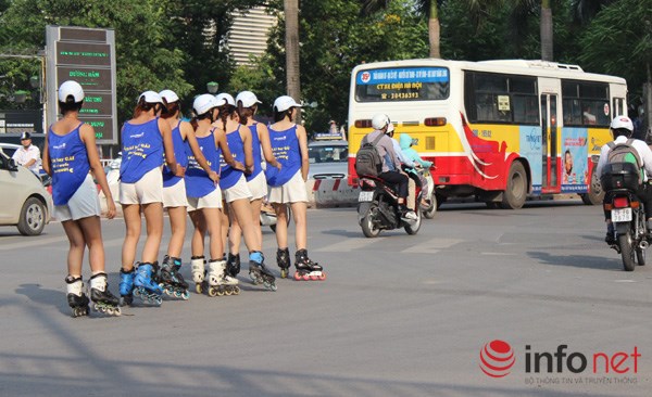 Phát hoảng với những hot girl giả bà bầu trượt patin trên phố của Thủ đô - Ảnh 12.