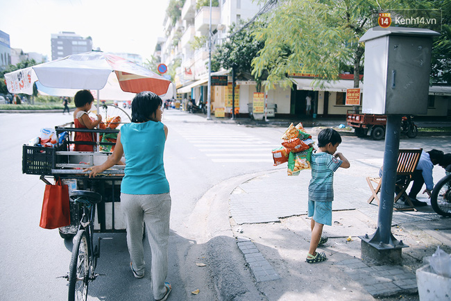 3 đứa trẻ trên chiếc xe hàng rong cùng mẹ mưu sinh khắp đường phố Sài Gòn - Ảnh 12.