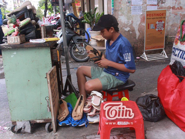 Cận cảnh quán sửa giày miễn phí của cậu bé nghèo giữa Sài Gòn - Ảnh 13.