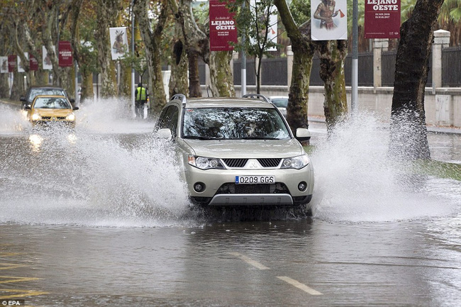 Chùm ảnh: Trận lụt khủng khiếp nhất suốt 27 năm qua ở Tây Ban Nha - Ảnh 13.