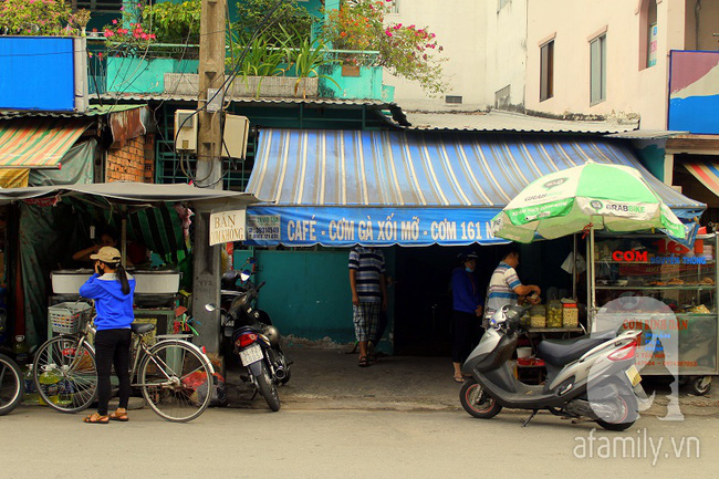 Chỉ có ở Sài Gòn: Lạ đời con phố bán cơm trắng đựng trong túi nilon, ai cũng chỉ mong lời ít thôi - Ảnh 13.