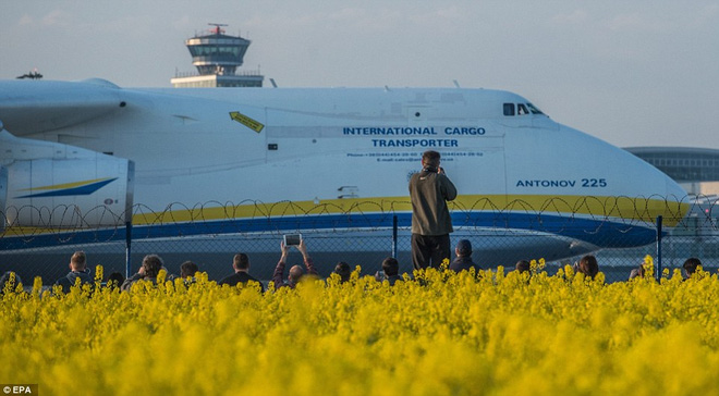 Hàng chục nghìn người tập trung xem cảnh chiếc máy bay lớn nhất thế giới hạ cánh - Ảnh 13.