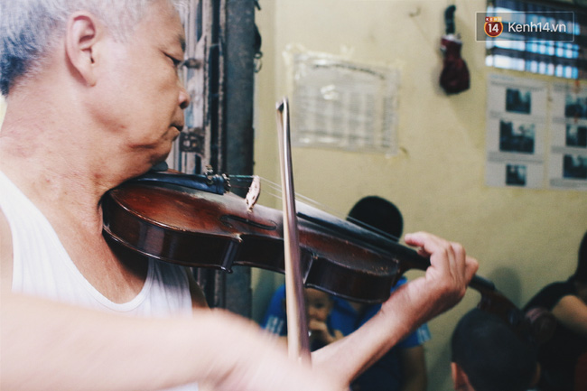 Vừa ăn ốc vừa nghe chủ quán kéo đàn violin - Đấy là lí do để quán ốc nhỏ này luôn đông khách! - Ảnh 13.