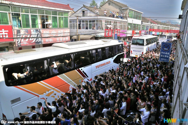 Choáng trước cảnh tượng hàng chục ngàn phụ huynh Trung Quốc tiễn con lên đường đi thi Đại học - Ảnh 13.