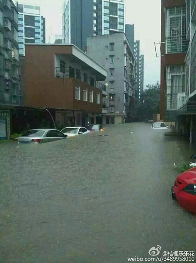 Chùm ảnh: Cảnh tượng lụt lội khủng khiếp ở Trung Quốc - Ảnh 13.