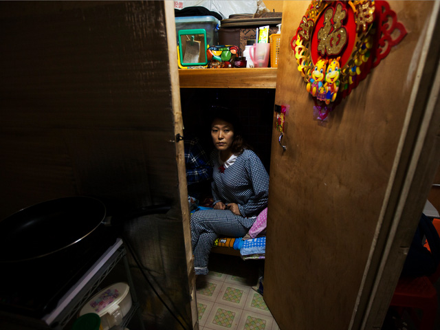 24 bức ảnh cho thấy cuộc sống không tưởng tại những căn hộ chật chội nhất thế giới - Ảnh 13.