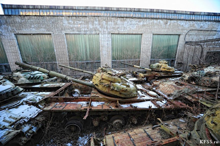 Chùm ảnh đẹp long lanh chụp bên trong “nghĩa địa” xe tăng ở Nga - Ảnh 13.