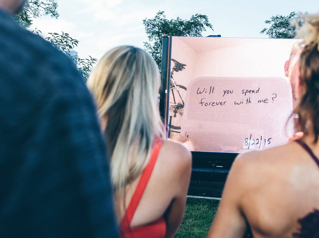 Bạn trai của năm: Quay clip trong suốt 365 ngày với tấm bảng viết những lời yêu thương để cầu hôn bạn gái - Ảnh 13.