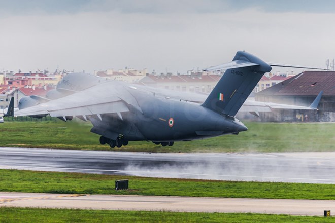 C-17 - Máy bay vận tải khủng chuyên phục vụ Tổng thống Mỹ - Ảnh 13.