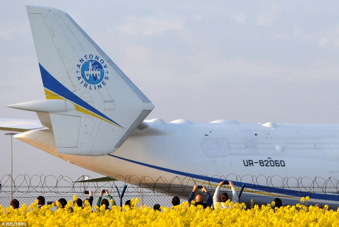 Hàng chục nghìn người tập trung xem cảnh chiếc máy bay lớn nhất thế giới hạ cánh - Ảnh 14.