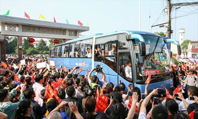 Choáng trước cảnh tượng hàng chục ngàn phụ huynh Trung Quốc tiễn con lên đường đi thi Đại học - Ảnh 14.