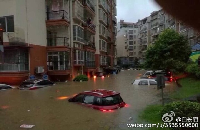 Chùm ảnh: Cảnh tượng lụt lội khủng khiếp ở Trung Quốc - Ảnh 14.