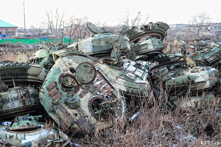 Chùm ảnh đẹp long lanh chụp bên trong “nghĩa địa” xe tăng ở Nga - Ảnh 14.