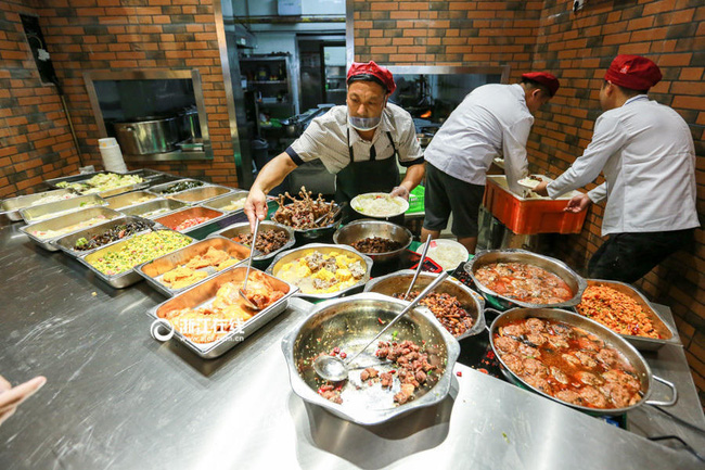 Trường đại học Trung Quốc gây sốt vì khu canteen sạch đẹp như nhà hàng 5 sao - Ảnh 14.