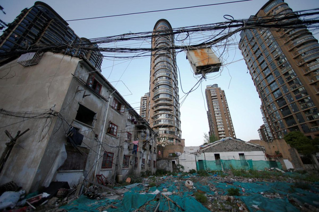 Chùm ảnh: Cuộc sống nghèo khổ phía sau những tòa nhà chọc trời và cuộc sống xa hoa ở Thượng Hải - Ảnh 14.