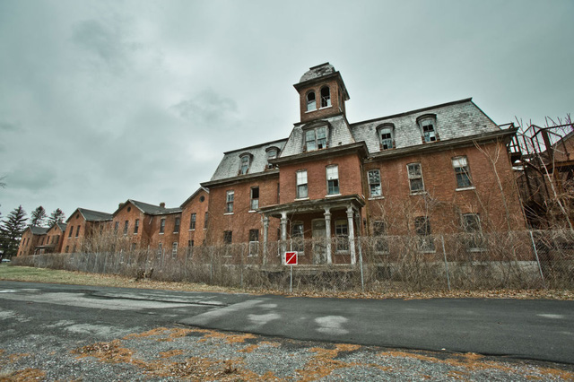 20 bức ảnh cho thấy những bệnh viện tâm thần bỏ hoang tại Mỹ là một trong các nơi rùng rợn nhất thế giới - Ảnh 15.