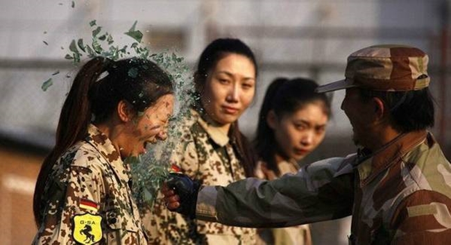 Những bài tập khắc nghiệt trong khóa đào tạo nữ vệ sĩ đang gây xôn xao mạng xã hội châu Á - Ảnh 15.