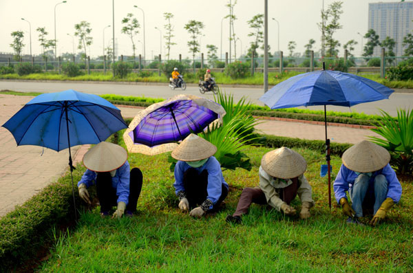 Trăm kiểu chống nắng bá đạo của người Hà Nội những ngày nóng như đổ lửa - Ảnh 14.