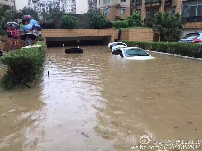 Chùm ảnh: Cảnh tượng lụt lội khủng khiếp ở Trung Quốc - Ảnh 15.