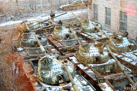 Chùm ảnh đẹp long lanh chụp bên trong “nghĩa địa” xe tăng ở Nga - Ảnh 15.