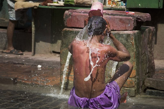 Chùm ảnh: Những hình ảnh nắng nóng khủng khiếp chỉ có ở Ấn Độ - Ảnh 16.