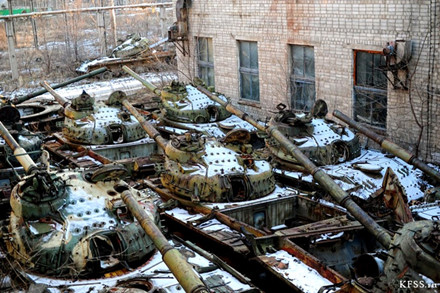 Chùm ảnh đẹp long lanh chụp bên trong “nghĩa địa” xe tăng ở Nga - Ảnh 16.