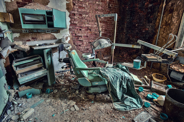 20 bức ảnh cho thấy những bệnh viện tâm thần bỏ hoang tại Mỹ là một trong các nơi rùng rợn nhất thế giới - Ảnh 17.