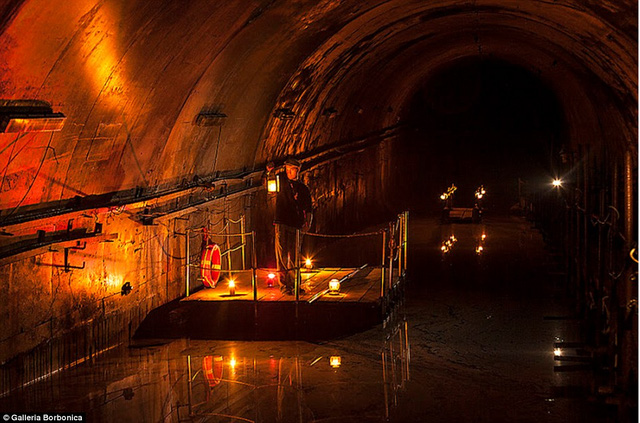 Đường hầm thoát hiểm của nhà vua thế kỷ 19 thành “bảo tàng xe cổ” thu hút khách du lịch - Ảnh 17.