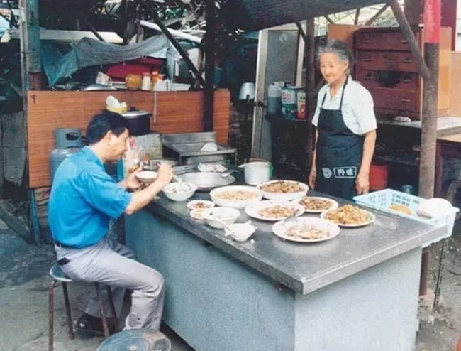 Làm ăn thua lỗ suốt 55 năm trời, nhưng khi cụ bà này qua đời, hàng nghìn người đã tới đưa tang và nguyên nhân khiến bạn rơi lệ - Ảnh 17.