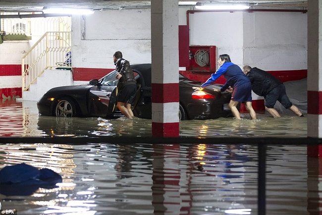 Chùm ảnh: Trận lụt khủng khiếp nhất suốt 27 năm qua ở Tây Ban Nha - Ảnh 17.