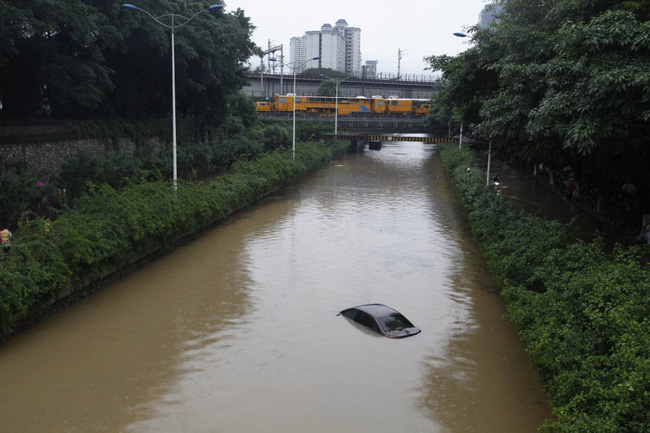 Chùm ảnh: Cảnh tượng lụt lội khủng khiếp ở Trung Quốc - Ảnh 17.