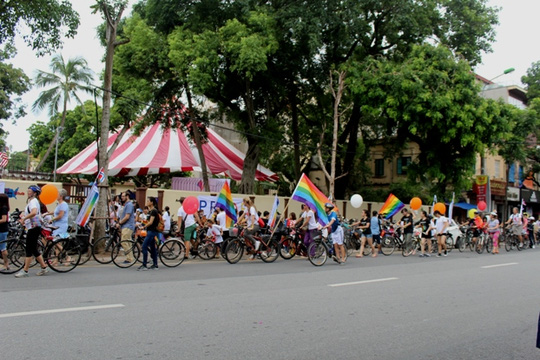 Người đồng tính rộn ràng xuống phố Hà Nội - Ảnh 17.