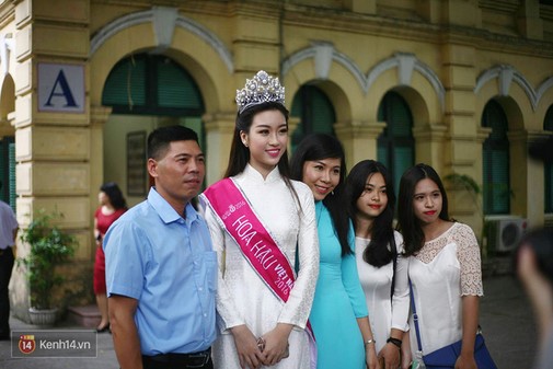 Cùng về thăm trường hậu đăng quang, Đỗ Mỹ Linh lại khác Kỳ Duyên đến thế này - Ảnh 19.